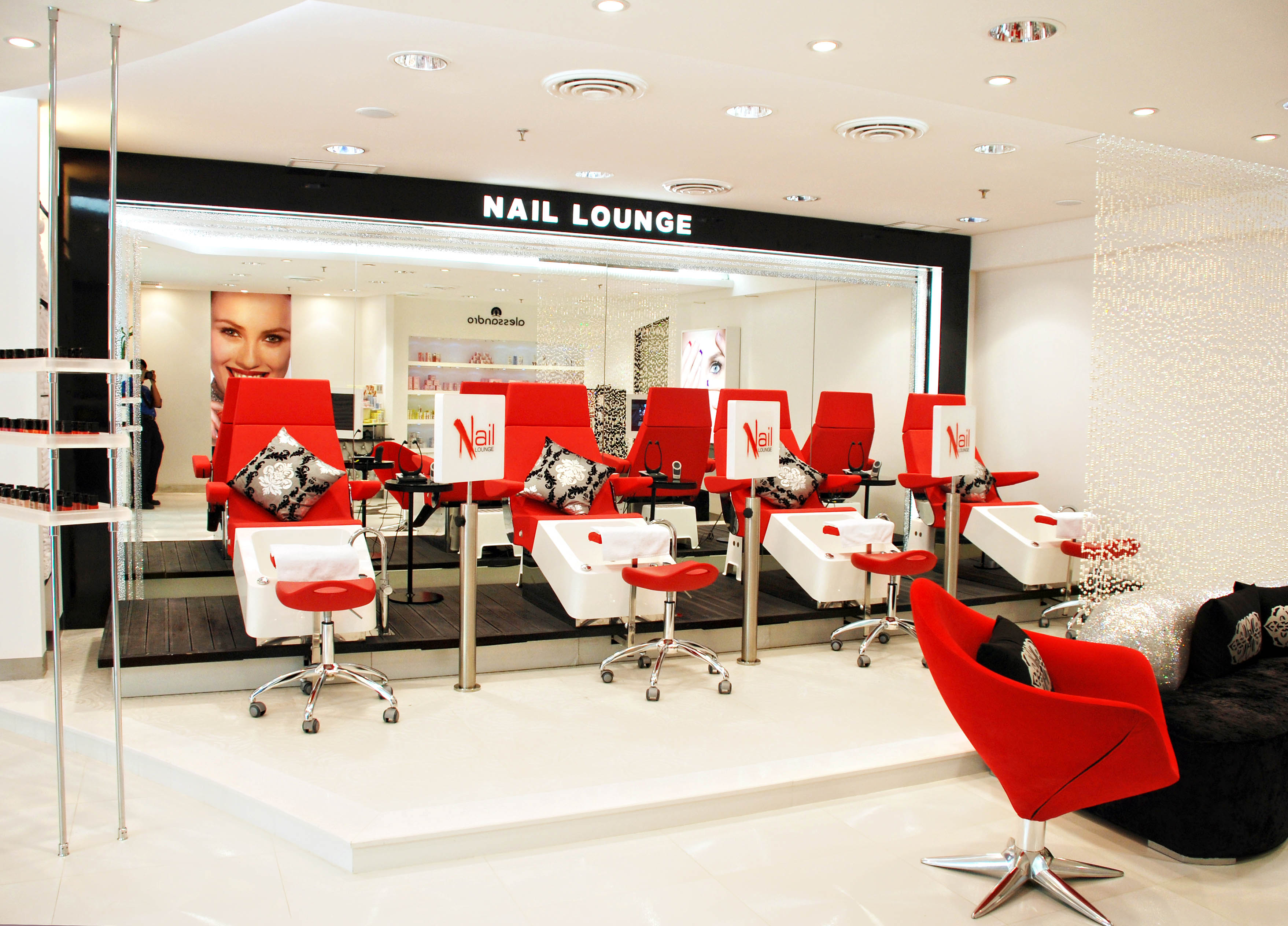 NAIL LOUNGE